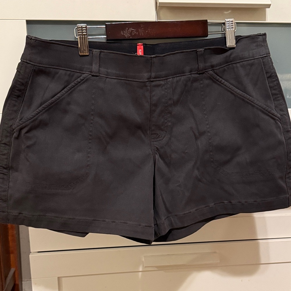 Spanx Black pull on Stretch Shorts NWOT